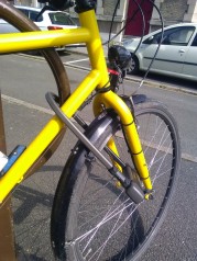 Mon vélo accroché « cadre-roue-support »